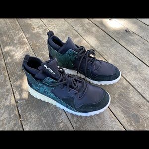 (395) Adidas Sneakers